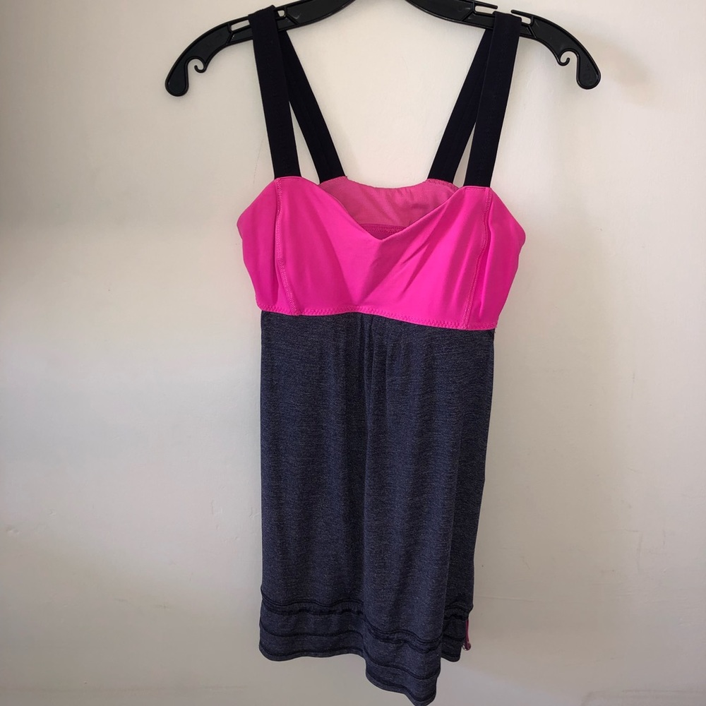 Lululemon elevate tank with draw string waist.